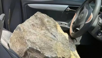 一家四口自驾旅行返程时被落石砸中，36岁男子当场遇难，家属：准备起诉