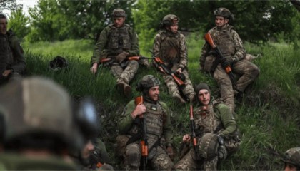 俄军弹药漫天开花,竟意外炸出乌军软肋:一坑道外国人面面相觑