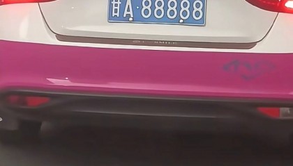 “甘A88888”出租车成兰州移动网红打卡点，该号牌已用16年，许多乘客都会开心合影