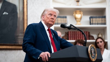 特朗普签署公告:禁止12国旅客入境美国