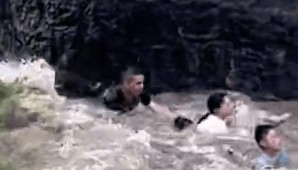 杭州4人下江堤被潮水卷走,路人狂喊“抓树枝”,网友拍下惊险一幕