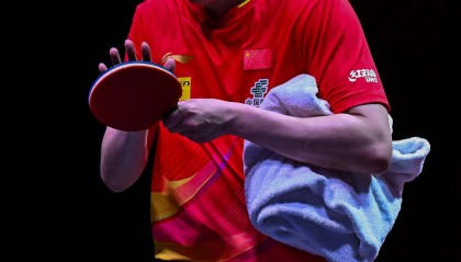 谁撕了王楚钦球拍的胶皮？资深裁判长：装球拍的密封袋惹的祸