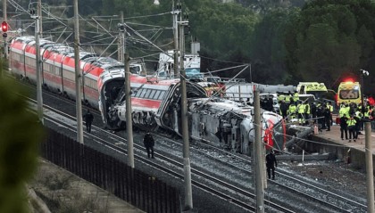 完美的“硬件”VS蹊跷的惨案：西班牙高铁相撞已致40死，几百米外发现乘客遗体