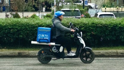 给外卖小哥缴社保，有没有更好的办法？学者：不妨跳出“五险”模式