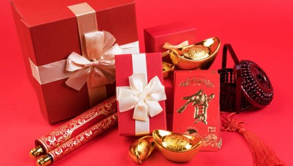 刘强东又给老家发“红包”了！小学就读学校的老师每人10万元，老人1万元