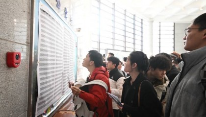中年失业的地产人，挤进考公“复活赛”