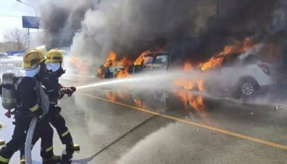 北京朝阳一路口起火，7辆车烧毁2辆烧损！一女子被刑拘