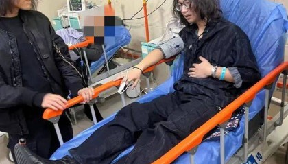 突发！知名音乐人摔下舞台，断了6根肋骨！