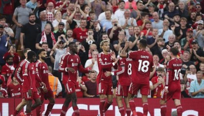 利物浦是1960年的纽卡后,英超首支每场丢2球但前2轮全胜的球队