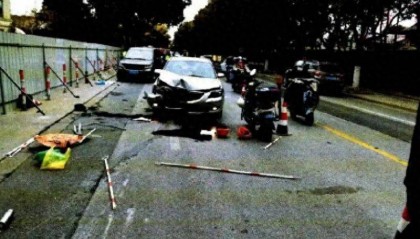 上海一男子开车时被一辆红色车辆吸引，伸手找手机想与朋友确认，丝毫未减速撞飞2人致死，被判刑