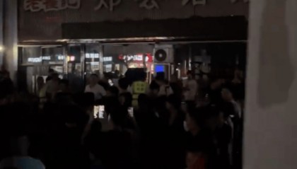 郑州“续面事件”面馆关门,老板引争议后致歉!快评:切忌“过早站队”,更不该“按键伤人”