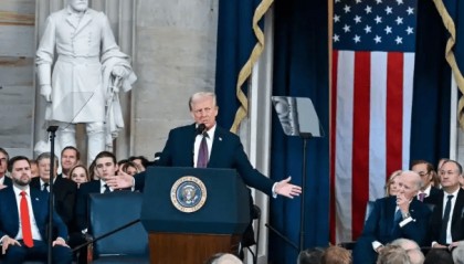 特朗普果然骗过所有人!俄罗斯军方发狠了,美国工厂被炸了,泽连斯基紧急向美国告状