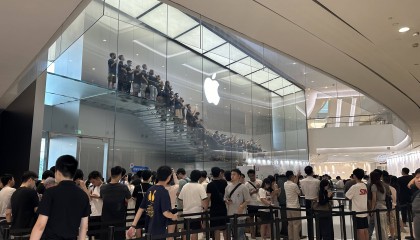 华为、苹果旗舰新机发布在即:高端三折叠手机“硬刚”iPhone 17,哪款产品更值得关注?