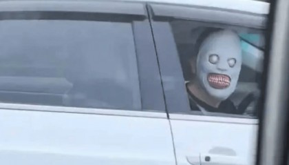 紫牛热点 | 在高速上戴“恐怖面具”吓人事件反转?律师解读此行为是否违法