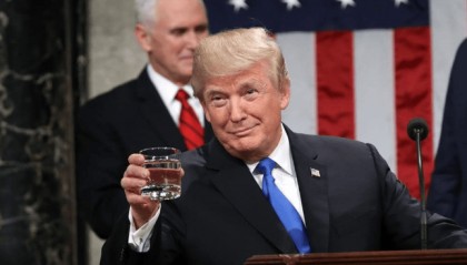 打,奉陪到底!特朗普将“反华急先锋”踢出内阁,但后招更狠!