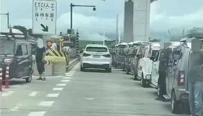 收费站口几十辆老头乐排队上高速,官方:法规明确禁止,已全部劝返