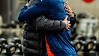 和约罗相谈甚欢！阿莫林亮相曼联，首次和球员们会面