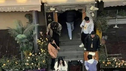 有人拿iPhone穿AJ领免费羽绒服，大冰回应叫停活动