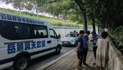 浑身脏兮兮借厕所还开冰箱门,年轻女孩未带手机称要去云南,长沙岳麓蓝天联合警方救助