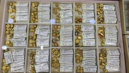 “每个月攒一颗小金饰”，00后“另类”淘金