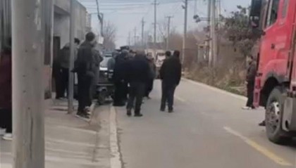 村干部回应“女子称进村送货被要5000元，报警后付1500元”:有的村道是村民自筹资金修建