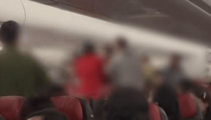 多名乘客在飞机上打架?航班在成都落地,警方到场,3人被拘