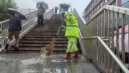 兰州市城管委:出动环卫人员7100余人次 清理落叶杂物18.8吨