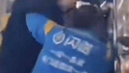 成都男子下楼梯与速递小哥发生碰撞，砸破对方的头！已被处罚