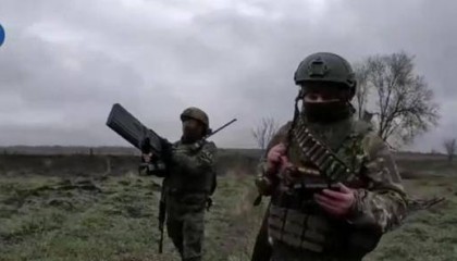 俄军摩托车冲锋队突击红军城：穿插乌军阵地，对纵深目标迂回渗透