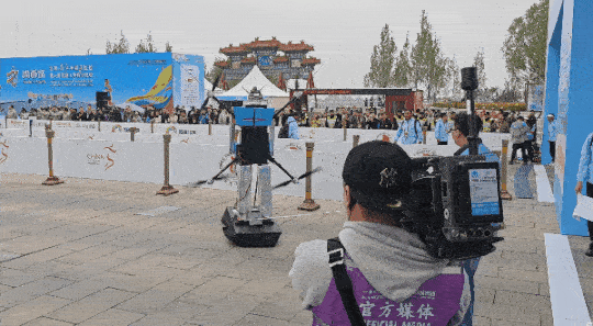 这届机器人马拉松把我看傻了！宇树摔倒、天工夺冠，还有瘫痪的