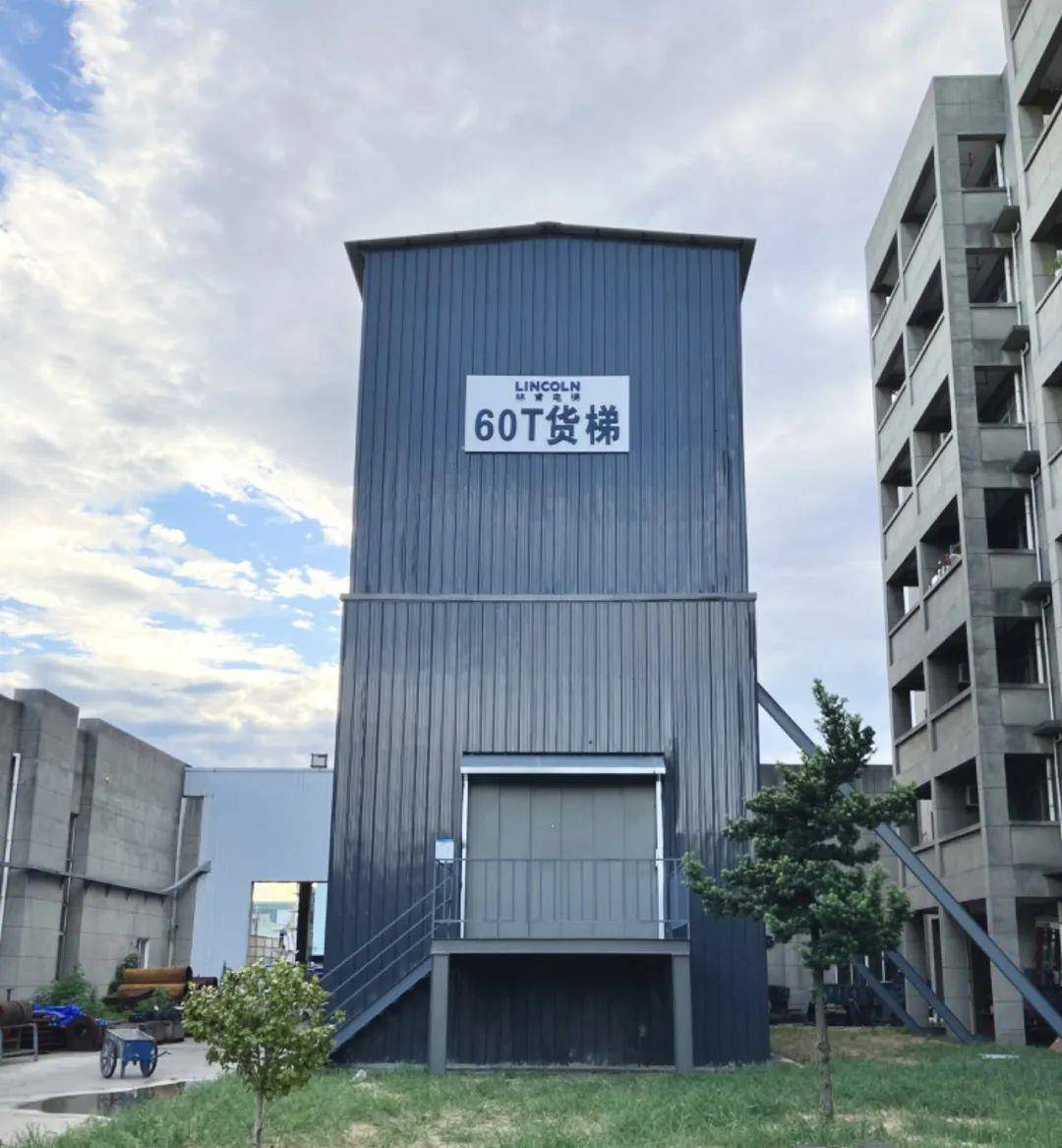 河北一县城现“超级大电梯”，网友感叹比自家客厅还大，内置三张沙发还铺红毯，酒店经理：新娘专用，全国少有