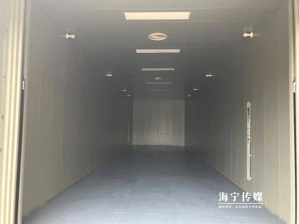 河北一县城现“超级大电梯”，网友感叹比自家客厅还大，内置三张沙发还铺红毯，酒店经理：新娘专用，全国少有