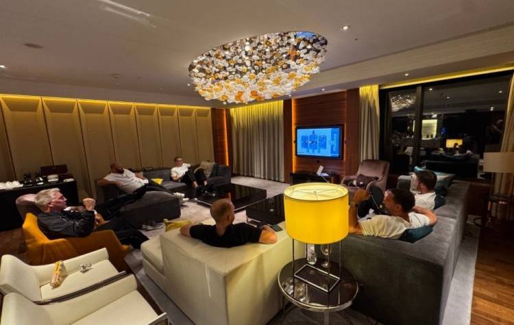 惨！费迪南德、鲁尼等曼联名宿在酒店看曼市德比，结果曼联被吊打