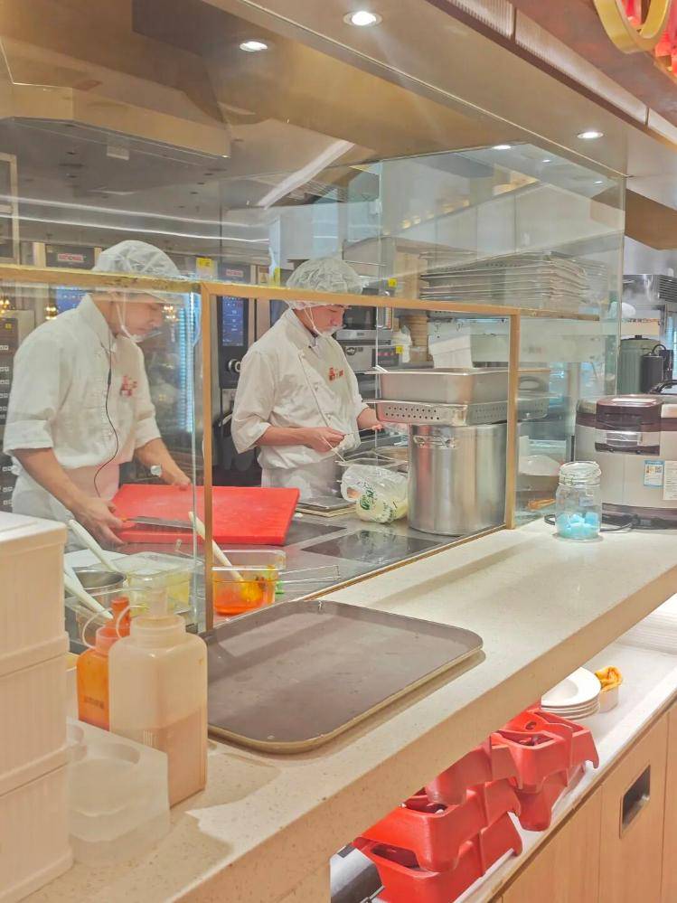 西贝降价自救！记者实探长沙门店：260元餐品用代金券后实付60元，冻品西兰花使用期调为一个月