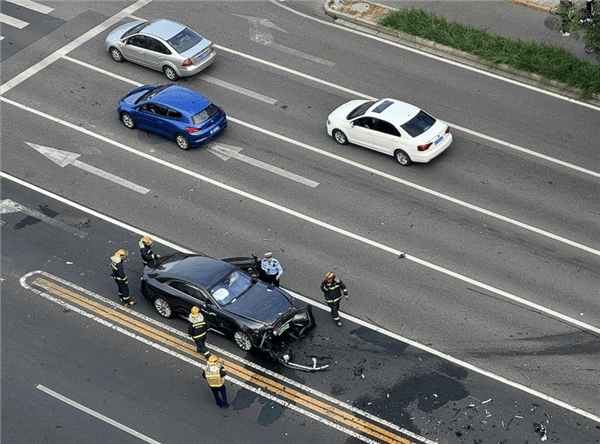 陈震谈劳斯莱斯车祸后续：对方为网约车，已联系到伤者家属，会全力支付应该负担的赔偿