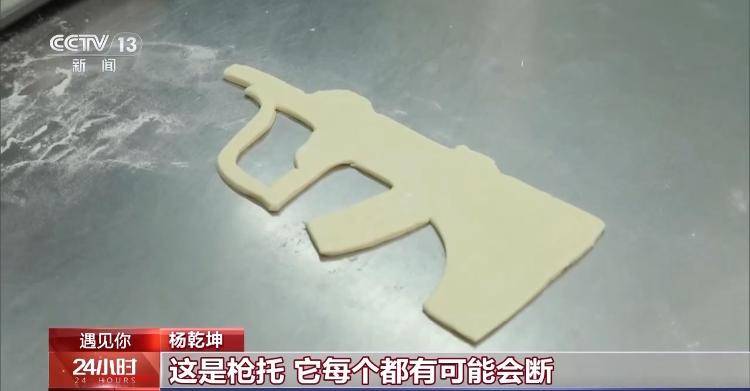 河南小伙烤出“非一般”的烧饼 一元一个只卖给小朋友