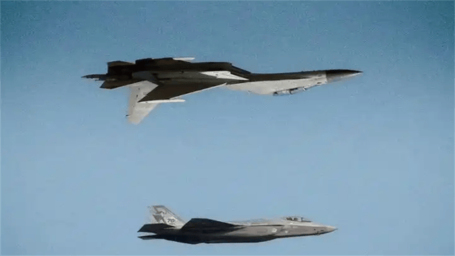 不惜一切守好国门!歼16挂弹升空,火力值拉满,敌机狼狈逃窜