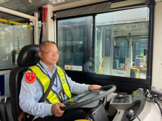 “深圳公交放慢车速等奔跑母子”全网刷屏,司机找到了