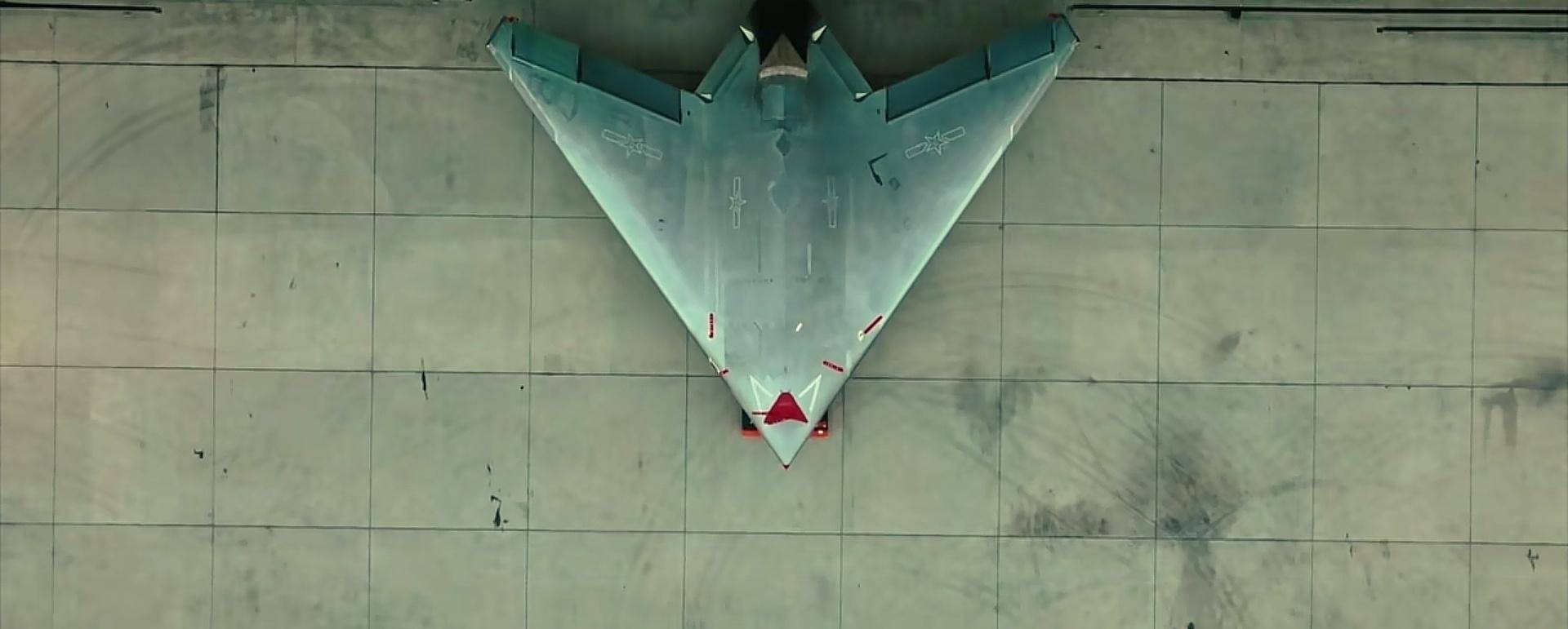 福建舰入列后,世界最强踹门小队也来了:打头的不是歼-20和歼-35