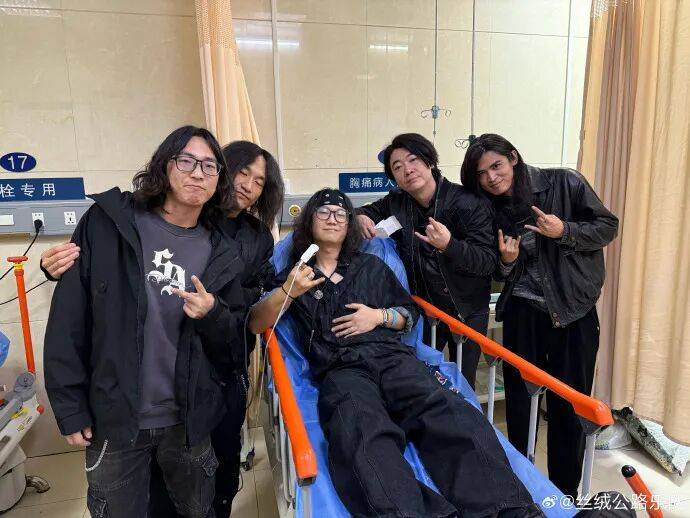 突发!知名音乐人摔下舞台,断了6根肋骨!