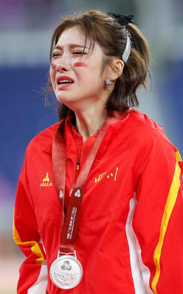 吴艳妮还是哭了：当她不再是100米栏赛道上唯一的“答案”！