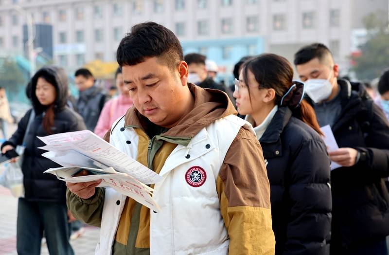 中年失业的地产人，挤进考公“复活赛”