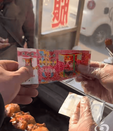 老人连续7年用冥币“买”食物，小吃摊主心甘情愿被“骗”：这事微不足道