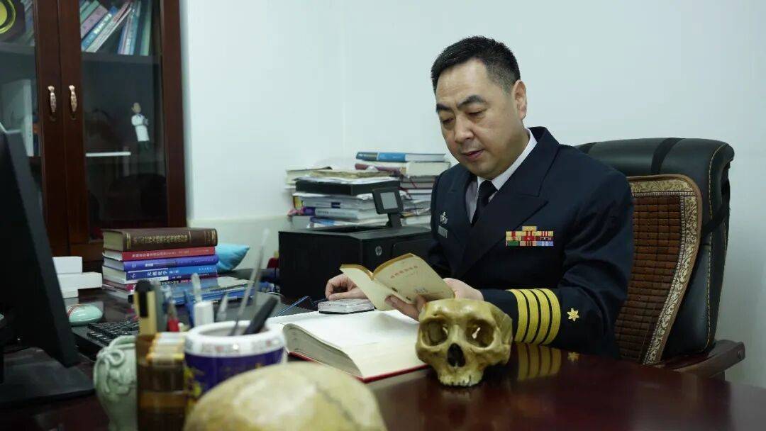 捧着颅骨标本做研究，这位军事医学专家曾荣立一等功！